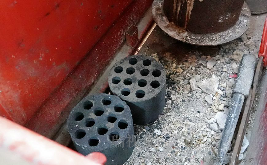 顺着烟囱往前看,在司机师傅的左侧,竟然有一个瘦高的煤球炉.