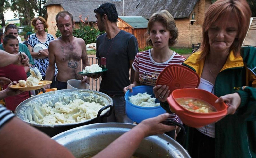 南非45万白人贫民窟的人们只求生存,谈生活质量都是奢求