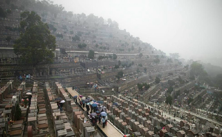 直击香港墓地山3万美元还要排队10年以后比香港房价还贵