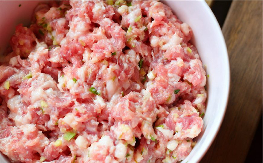 鲜肉馅:五花肉馅料1000克,白砂糖20克,生抽20ml,料酒10ml,盐6克,蛋清2