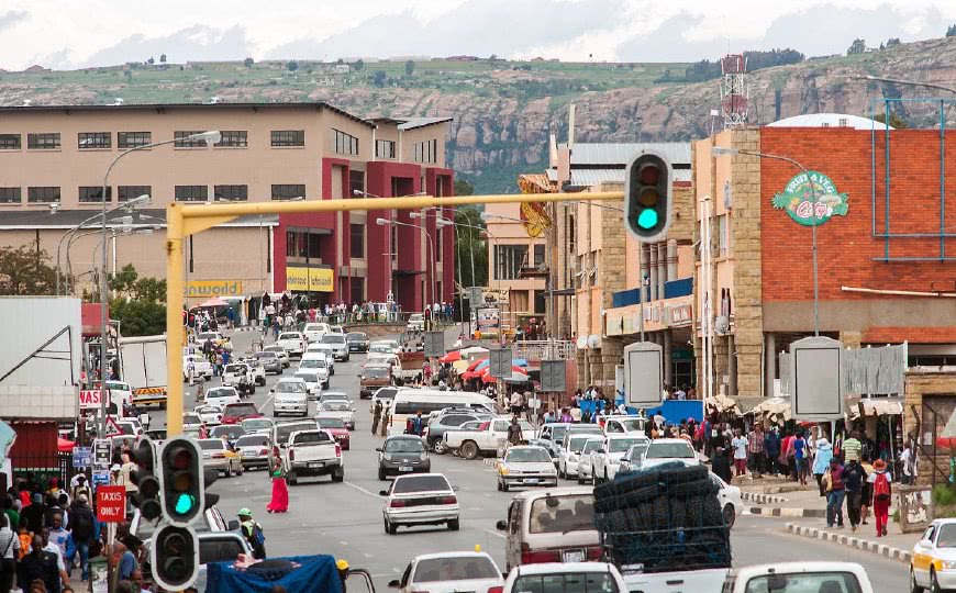该城市马塞卢位于莫霍卡尔河畔,毗邻南非,是莱索托最大城市.