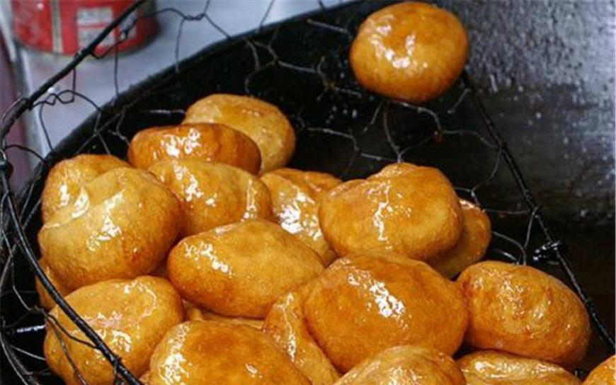 除了家里会自制外,在街头的小吃摊上也经常会见到小贩在贩卖油糍.