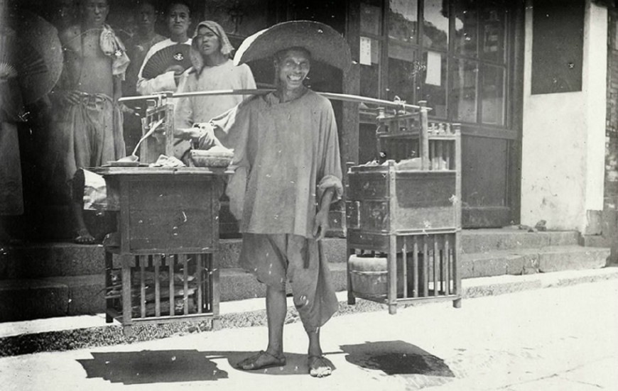 80多年前老照片,当时的妇女统一盘头,挑货郎赤脚