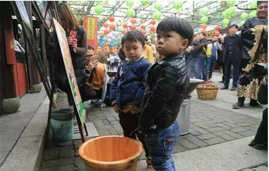 每逢春季,他们便要在蒸锅里煮鸡蛋,并且这是用小男孩的尿煮的鸡蛋