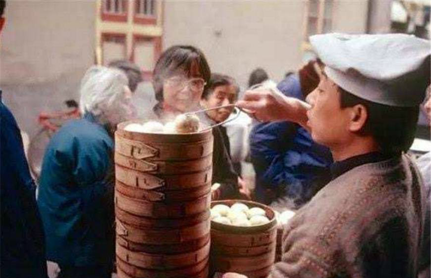 90年代老照片中年男女在公园跳舞小男孩带小伙伴骑自行车