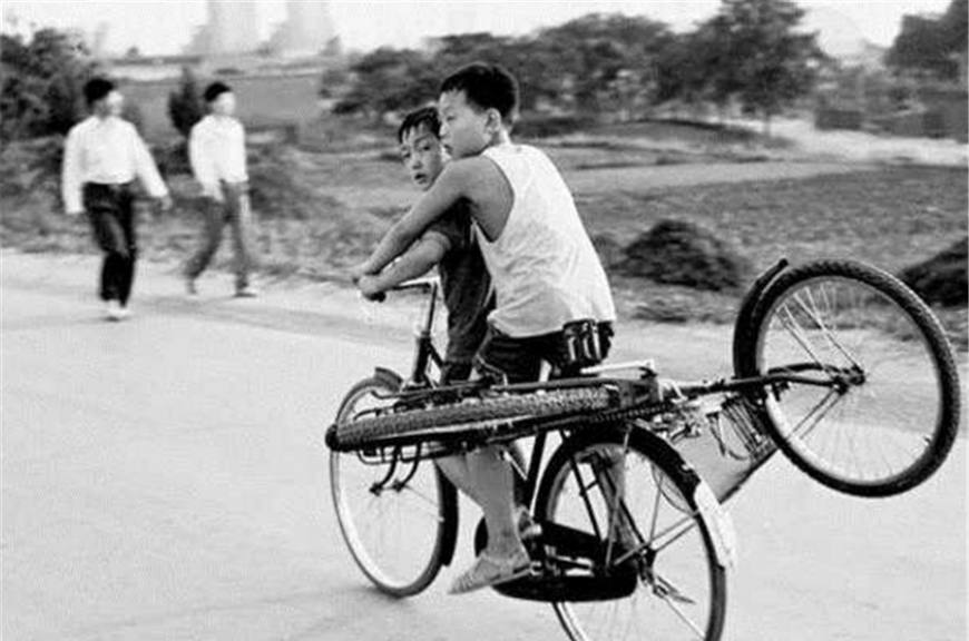 90年代老照片中年男女在公园跳舞小男孩带小伙伴骑自行车