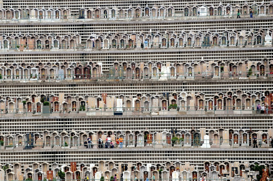 直击香港墓地山3万美元还要排队10年以后比香港房价还贵