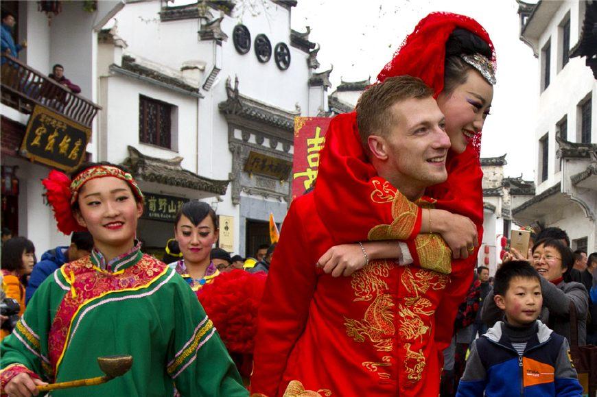 宏村媳妇坐花轿 洋女婿骑大马, 双双来拜堂