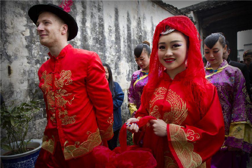 宏村媳妇坐花轿 洋女婿骑大马, 双双来拜堂