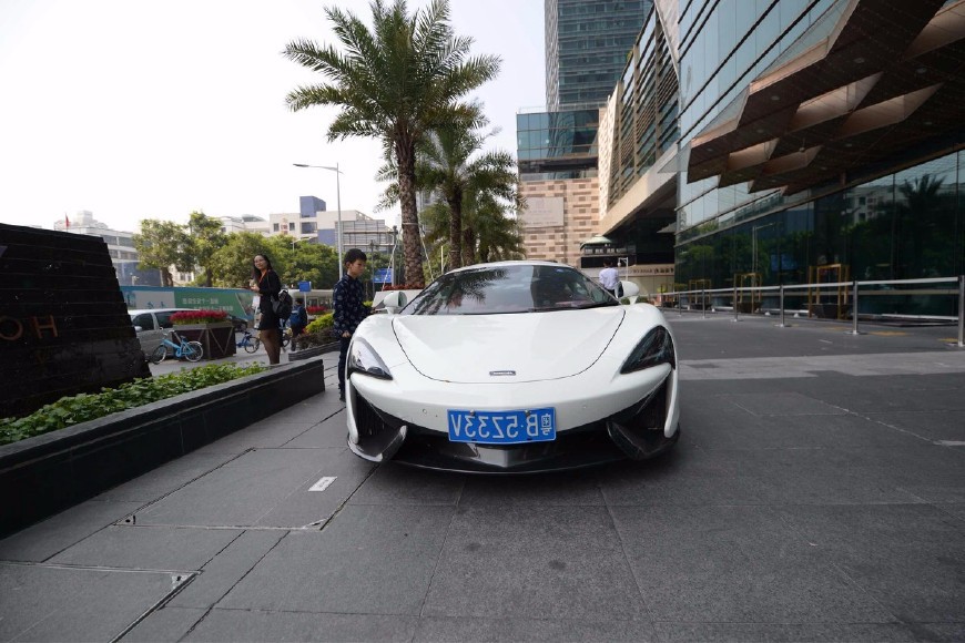 黑牌豪车的街拍,每一辆的价值都超八位数!见过一种都算你狠-新浪汽车