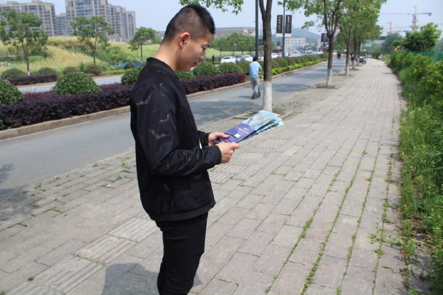 路遇小伙发传单拉访到达目的地发现一场豪车与美女的盛宴