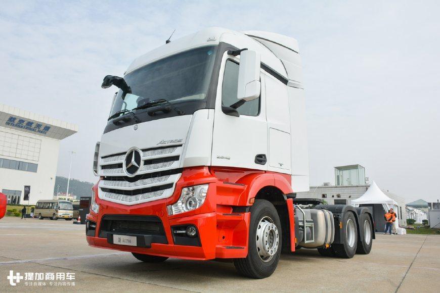 这辆6x4的奔驰actros牵引车只有一个卧铺, 它到底是用来运啥的?