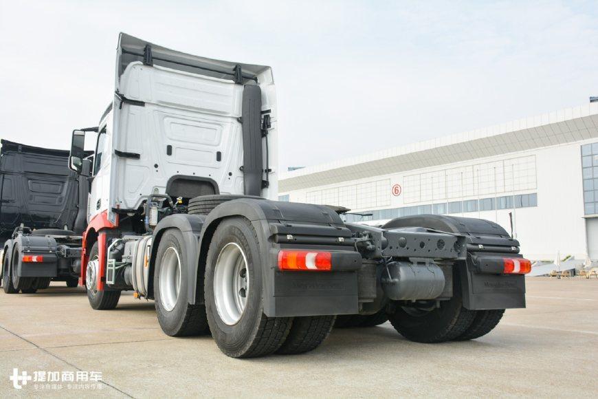 这辆6x4的奔驰actros牵引车只有一个卧铺, 它到底是用来运啥的?