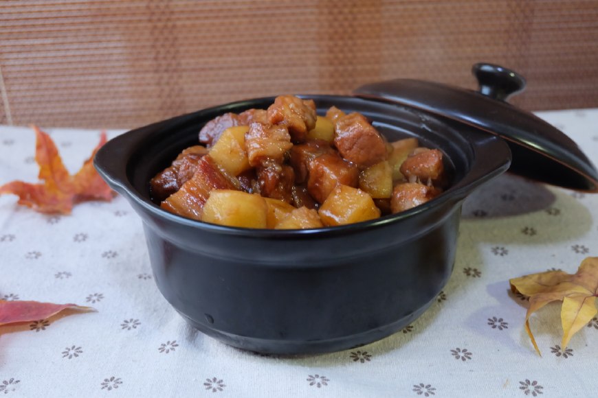 红烧肉炖土豆的家常做法,营养丰富,除夕就做这一道美食吧