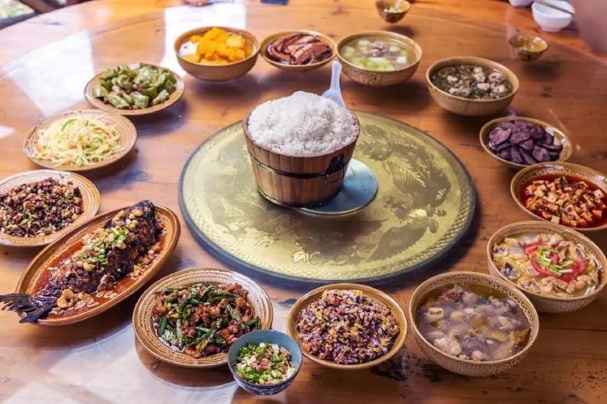 万峰林花海旁的布依第一寨里,你们可以去吃布依八大碗,听布依古乐