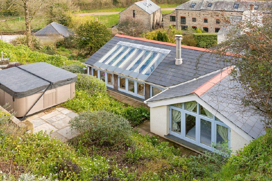 田园小别墅斜屋顶装天窗, 别有一番风味