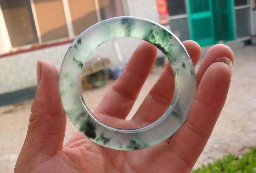 一块木那包浆皮翡翠原石,冰种大牌没切到,却切出了飘花手镯!