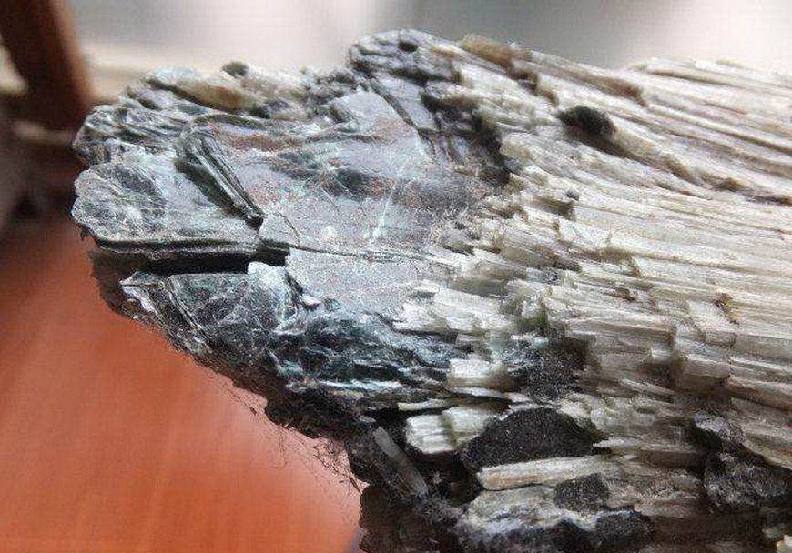 阳起石,为硅酸盐类矿物阳起石或阳起石石棉的矿石,煅用.