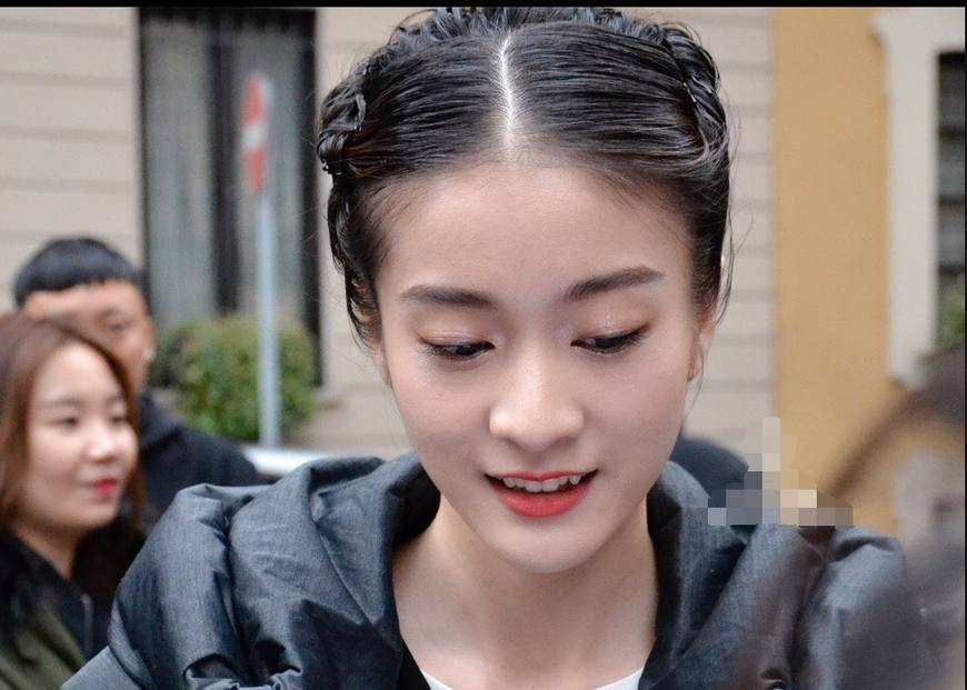 张雪迎出席米兰时装周展示活动 落盘发复古优雅与粉丝合照签名