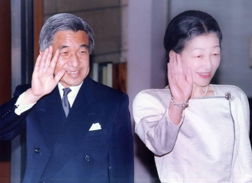 明仁在位二十八年视为日本人精神象征，曾称其父裕仁天皇爱好和平|明仁|天皇|精神_新浪新闻