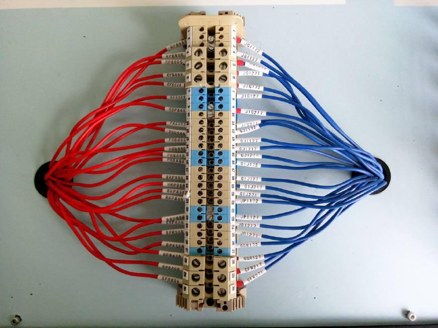 一旦發現電工這樣接線頭, 記得給他加200塊, 住幾十年都不會漏電