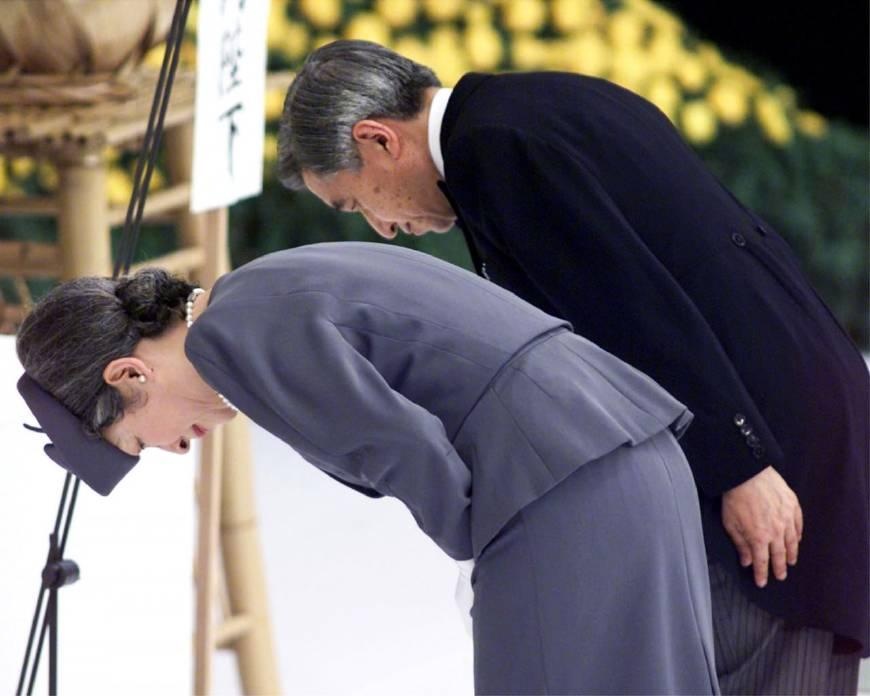 明仁在位二十八年视为日本人精神象征,曾称其父裕仁天皇爱好和平|明仁|天皇|精神_新浪新闻