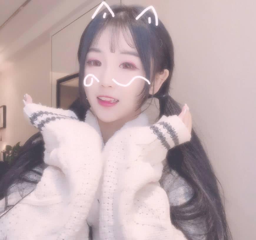 这个网红直播的时候不小心关了特效, 隔着屏幕