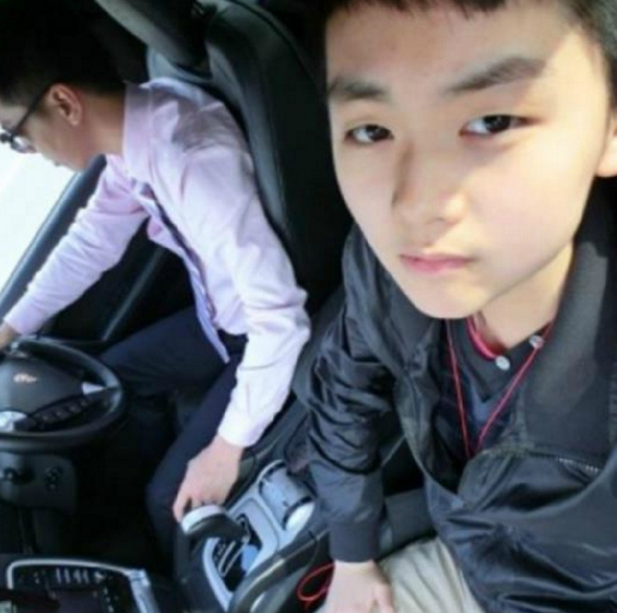 在这些炫富照中,张家乐先后晒出了自家的私人飞机,游艇和跑车,光是