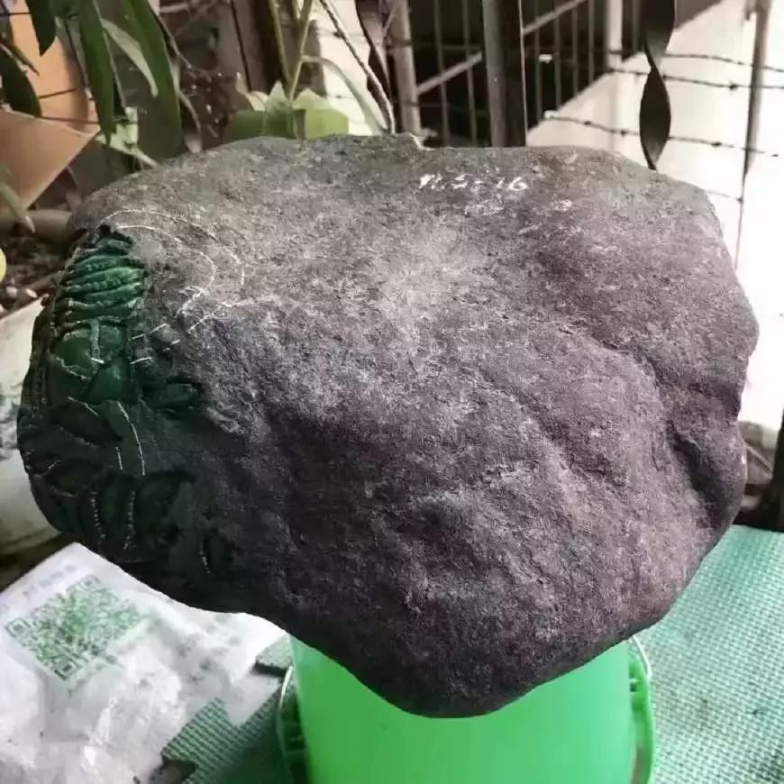 一游客在中缅边境淘得一块全赌石, 切开后竟转变成当地翡翠商.