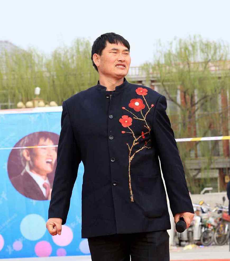 大衣哥领取小麦补贴款惹争议 怼网友:"我种地了凭什么不能领"