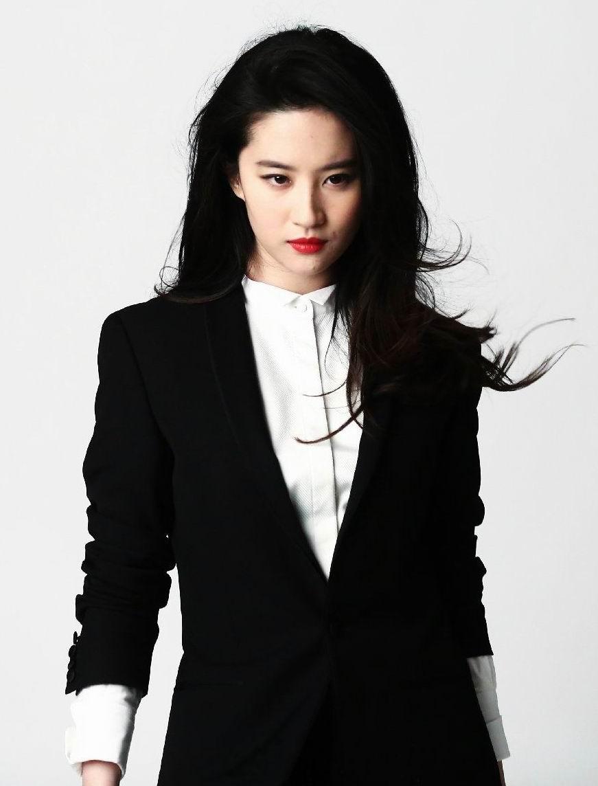 33岁的唐嫣和29岁的刘亦菲,同穿西装的气质完全不同