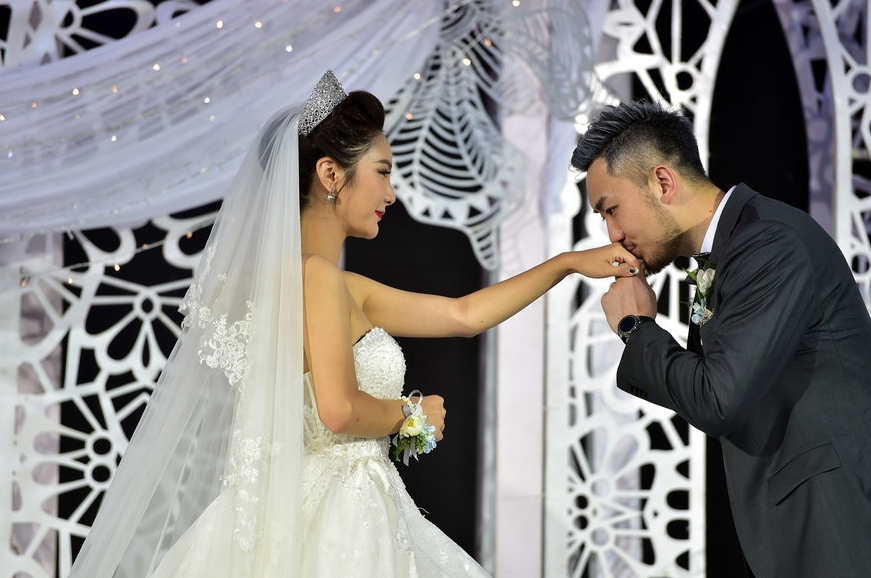 在家里,他对妻子和儿子也是无比爱护.