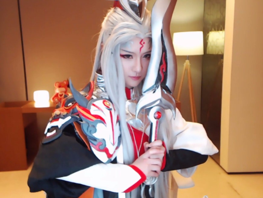 阿冷cos王者荣耀明世隐 被自己的女装大佬所迷倒