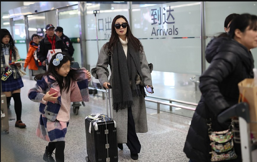 陶虹带女儿现身机场超有气质 徐小宝呆萌挡脸超可爱