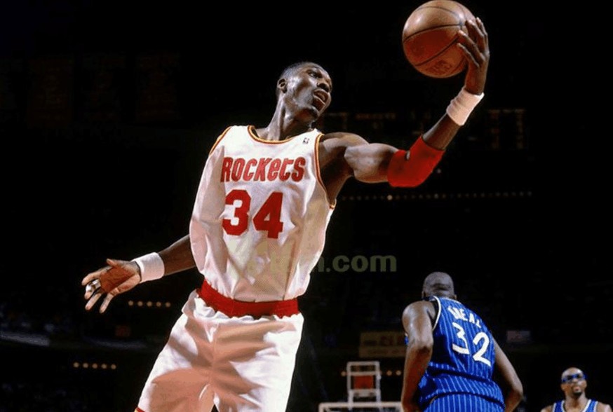如果2米08的奥拉朱旺打大前锋,那nba历史第一大前还会是邓肯吗