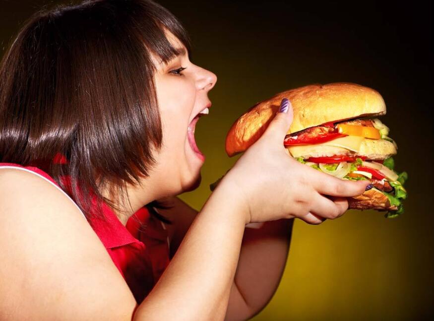 开心一刻女友吃圣女果不料圣女果太饱满结果喷射了妈妈一脸