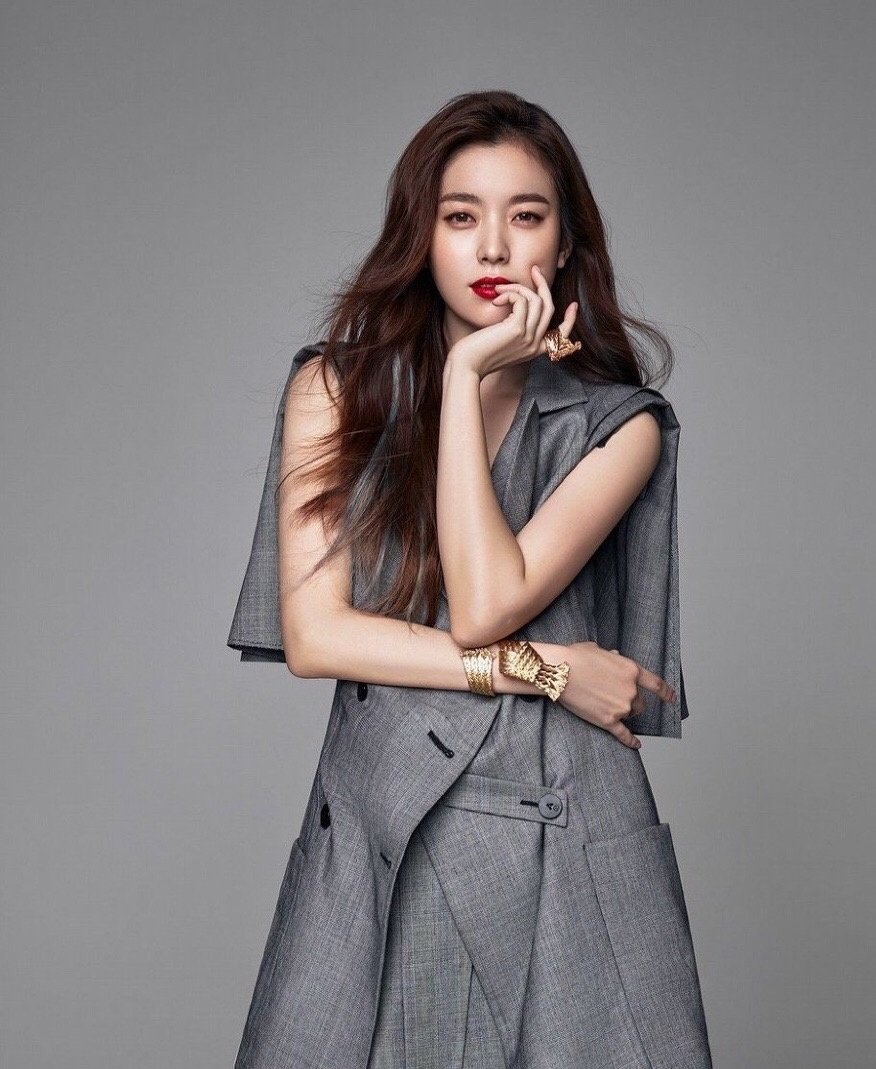 韩孝周经典造型合集,风衣格子潇洒有型,百搭白色毛衣却不适合她