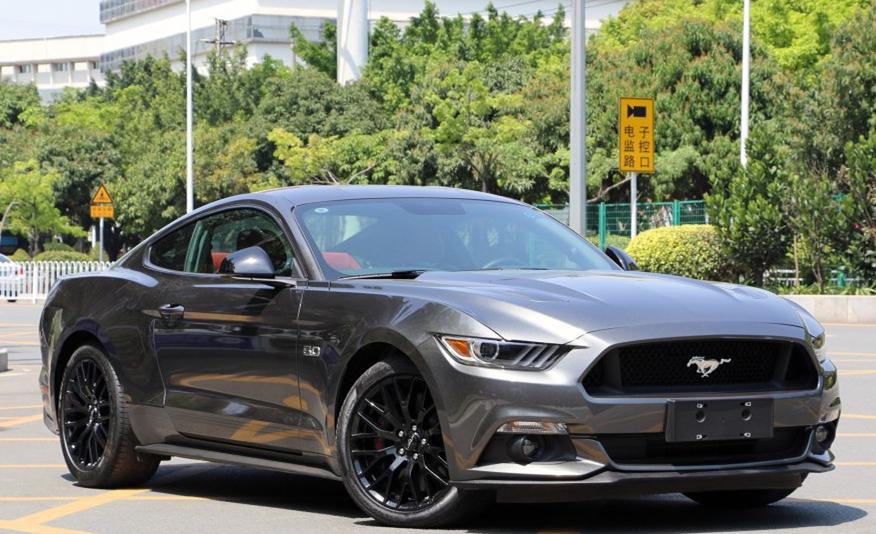 内饰方面,飞翼式中控台,加上双环仪表盘,营造了整个车内的赛车氛围.