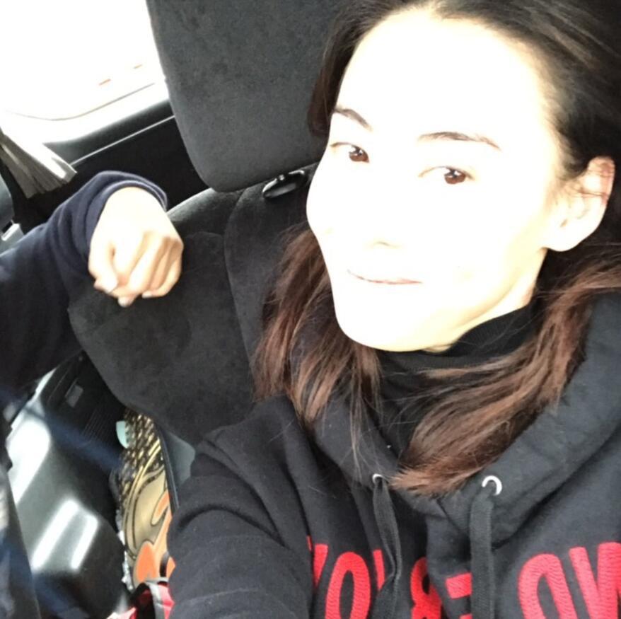 张柏芝晒出素颜自拍照, 却意外被一只手抢镜, 难道有了新恋情?