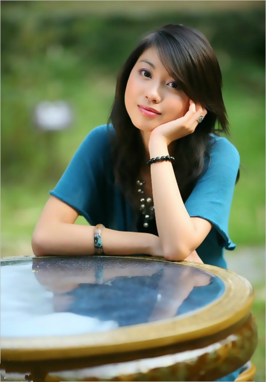 人像摄影:若有所思的美丽女孩