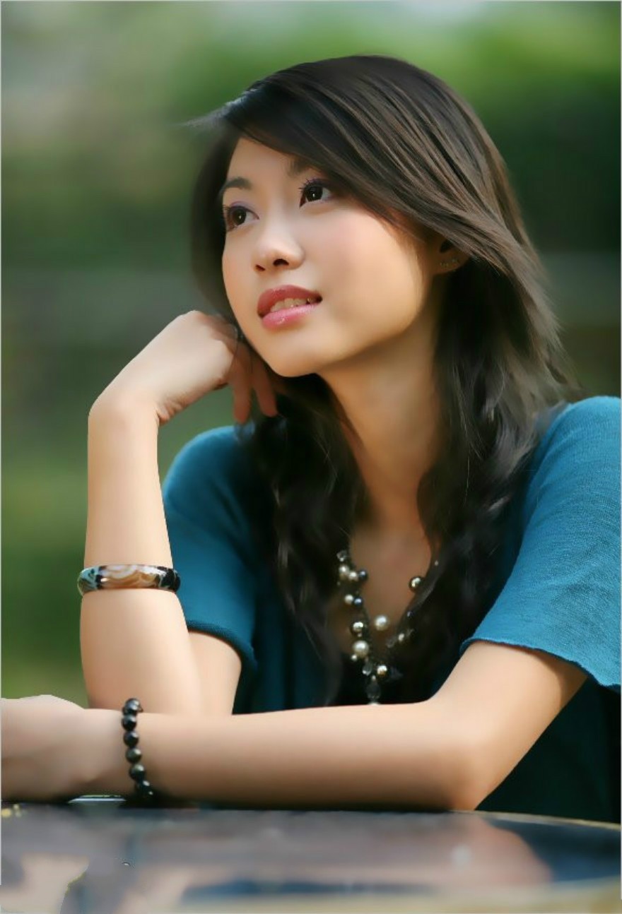 人像摄影:若有所思的美丽女孩