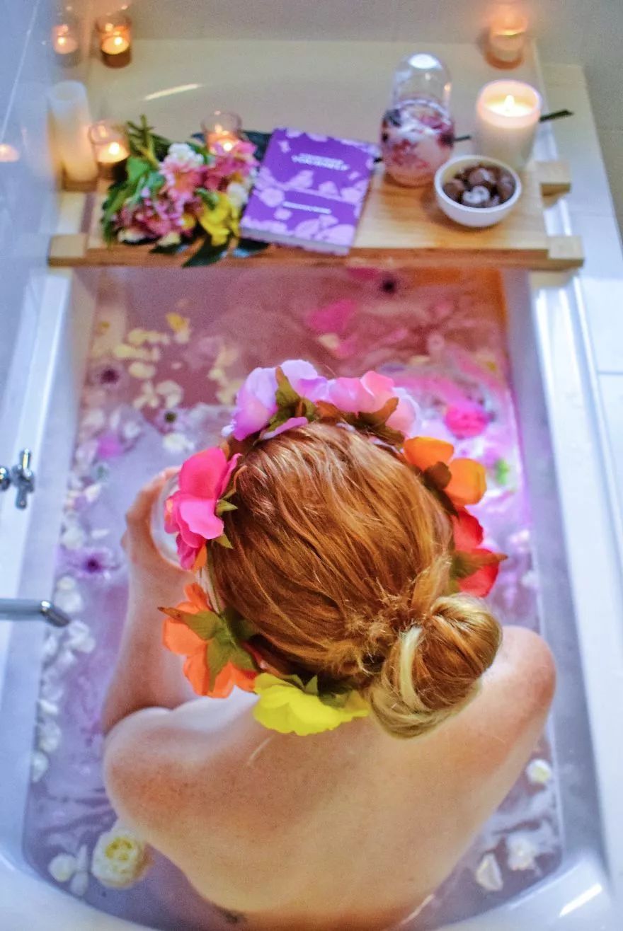 外国妹子自制七彩泡泡浴,让洗澡这件事也变得更具仪式感