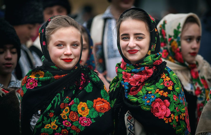 10图为穿着传统服饰的罗马尼亚女孩,服装和人确实很美