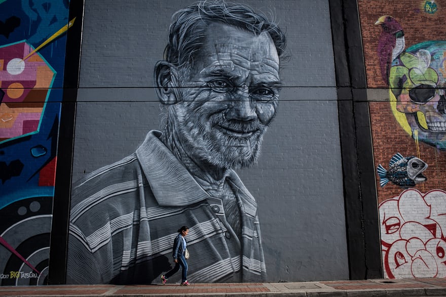 哥伦比亚首都波哥大的街头涂鸦,让人误以为进入画展