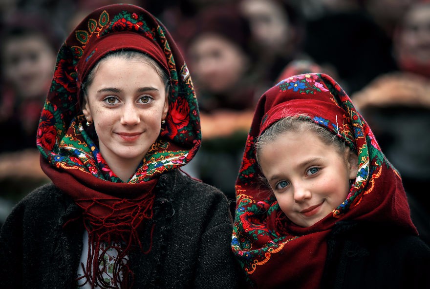 9/ 10图为穿着传统服饰的罗马尼亚女孩,服装和人确实很美.