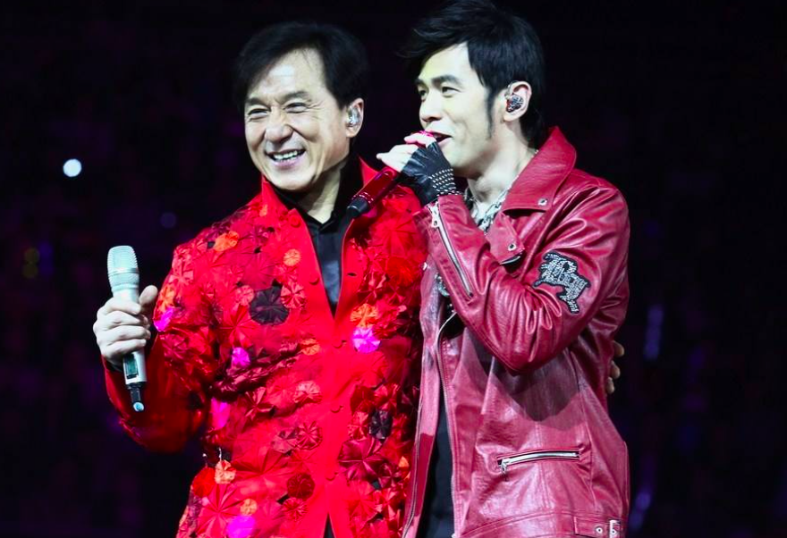 成龙跟周杰伦昆凌合影,网友却只关注他的手放在哪儿