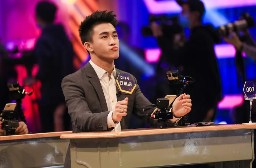 何猷君退赛《最强大脑》,理由竟是在厕所摔倒,网友各种脑补!