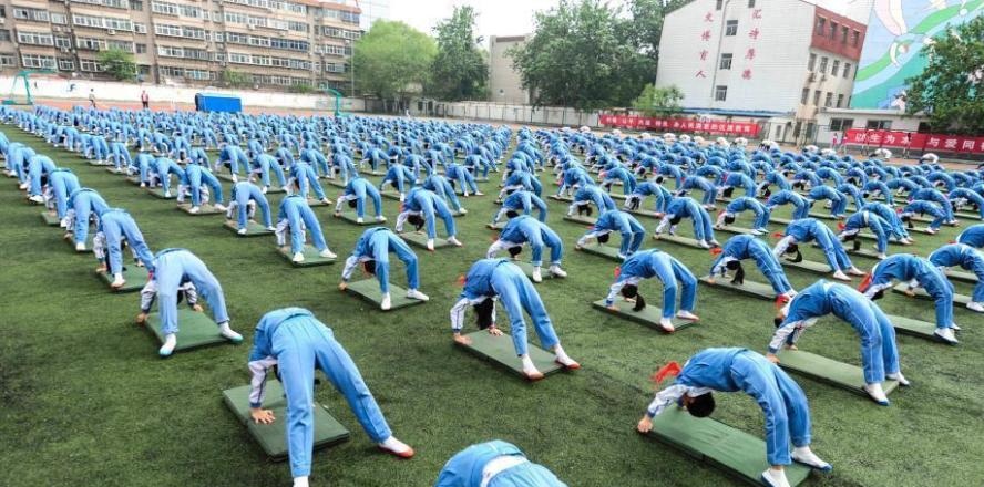 对比起这些80、90、00后的课间操,你就知道现在的孩子压力有多大