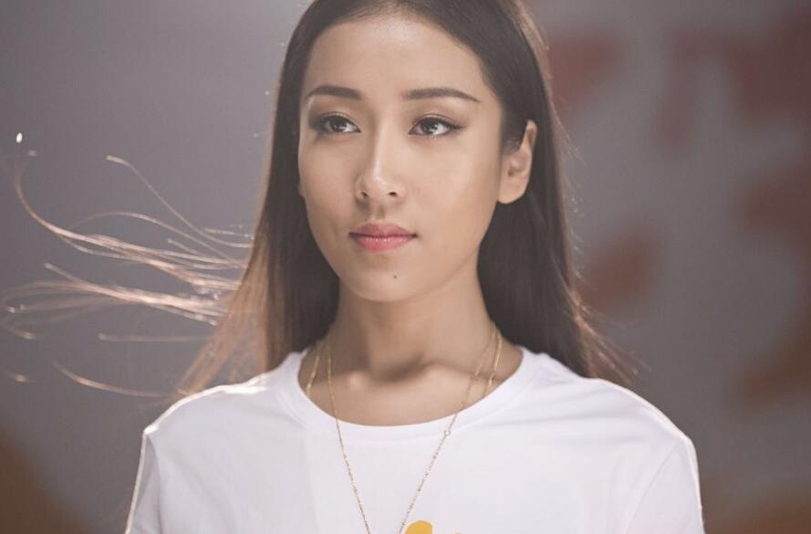 吉克隽逸风格百变 时而清秀 时而妩媚 但皮肤总被诟病