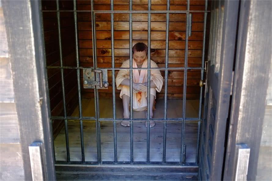 奇葩日本监狱,为越狱成功的两个犯人,设立铜像纪念